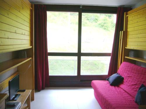 - un salon avec un canapé rose et une grande fenêtre dans l'établissement Studio Coquet 4 Pers, Pied des Pistes, Secteur Calme - Villard-de-Lans - FR-1-689-40, à Villard-de-Lans