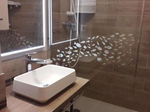 une salle de bain avec un lavabo et une douche dans l'établissement Chaleureux 2 pièces cabine rénové - Centre village, proche commerces et ski - FR-1-689-32, à Villard-de-Lans