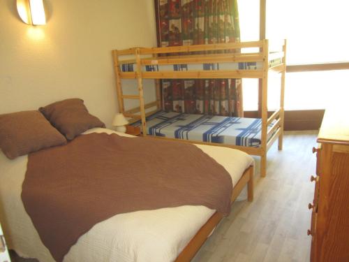 een slaapkamer met 2 stapelbedden in een kamer bij Appartement Villard-de-Lans, 2 pièces, 5 personnes - FR-1-689-31 in Villard-de-Lans