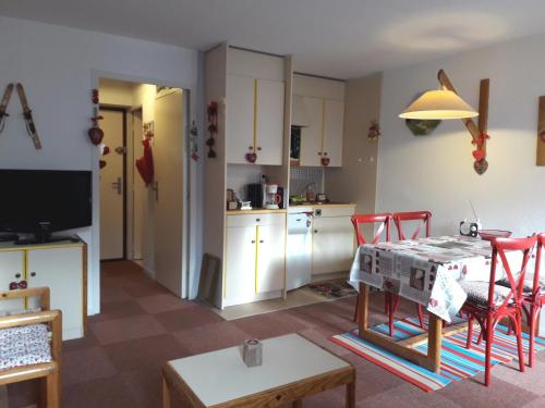 kuchnia i salon ze stołem i krzesłami w obiekcie Studio cabine cosy au centre de Villard-de-Lans, 4 pers, balcon sud, proche commodités et navettes - FR-1-689-41 w mieście Villard-de-Lans
