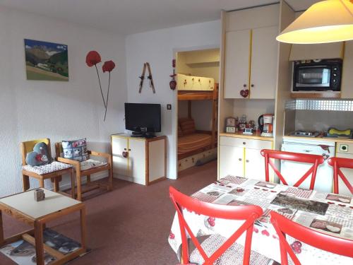 Photo de la galerie de l'établissement Studio cabine cosy au centre de Villard-de-Lans, 4 pers, balcon sud, proche commodités et navettes - FR-1-689-41, à Villard-de-Lans