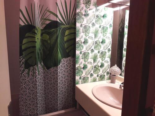 łazienka z umywalką i lustrem w obiekcie Studio cabine cosy au centre de Villard-de-Lans, 4 pers, balcon sud, proche commodités et navettes - FR-1-689-41 w mieście Villard-de-Lans