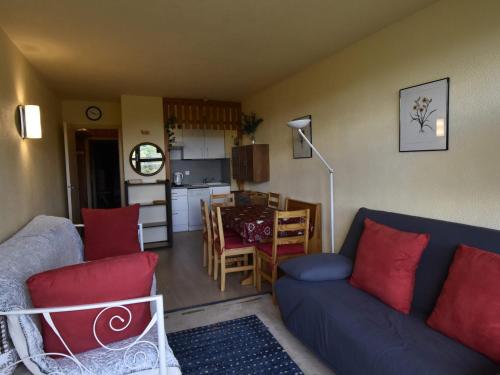 un salon avec un canapé bleu et une cuisine dans l'établissement Appartement 2P Pied des Pistes - 6 pers, Balcon, Ascenseur - FR-1-689-45, à Villard-de-Lans