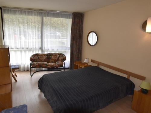 - une chambre avec un lit, une chaise et une fenêtre dans l'établissement Appartement Villard-de-Lans, 2 pièces, 6 personnes - FR-1-689-45, à Villard-de-Lans