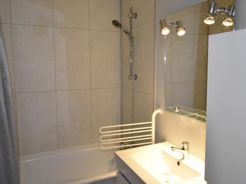 La salle de bains est pourvue d'une douche, d'un lavabo et d'une baignoire. dans l'établissement Appartement Villard-de-Lans, 2 pièces, 6 personnes - FR-1-689-45, à Villard-de-Lans
