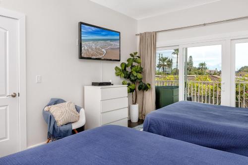 清水海灘的住宿－#1 Stunning Ocean View completely remodeled luxury condo with huge balcony，酒店客房设有两张床和窗户。