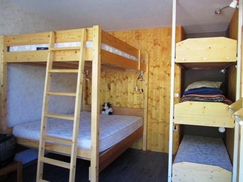Poschodová posteľ alebo postele v izbe v ubytovaní Appartement pour 7 pers. Pied des pistes avec parking - FR-1-689-56