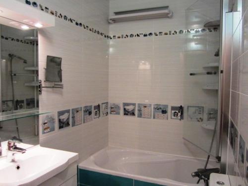 a bathroom with a bath tub and a sink at Appartement Villard-de-Lans, 2 pièces, 7 personnes - FR-1-689-56 in Villard-de-Lans
