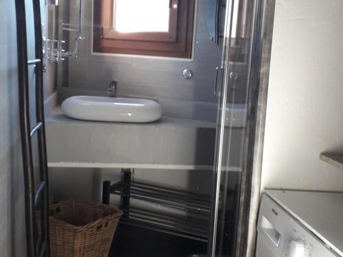 łazienka z umywalką i lustrem w obiekcie Très beau T3 au pied des pistes pour 6/7 personnes à Villard-de-Lans - FR-1-689-48 w mieście Villard-de-Lans