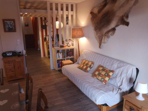 un salon avec un canapé et une table dans l'établissement Studio spacieux 4 pers, pied des pistes, balcon, parking - FR-1-689-49, à Villard-de-Lans