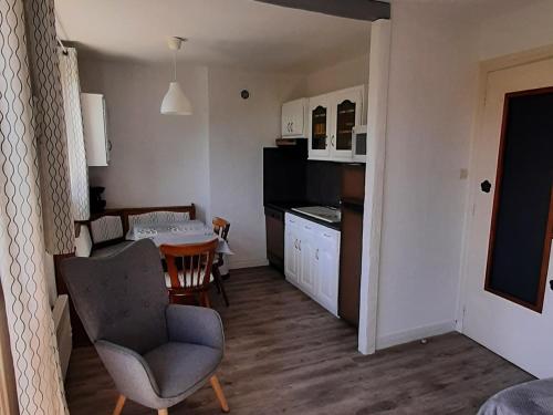 Cette petite chambre comprend une cuisine et une salle à manger. dans l'établissement Villard-de-Lans - 2 pièces cabine, 4 pers, centre, terrasse sud, garage - FR-1-689-66, à Villard-de-Lans