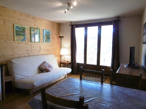 - un salon avec un canapé blanc et une fenêtre dans l'établissement Studio cosy 4-5 pers, balcon sud, parking, proche commodités - FR-1-689-62, à Corrençon-en-Vercors