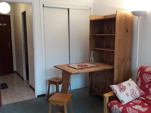 une chambre avec une table et une étagère. dans l'établissement Studio coquet au pied des pistes - 2/3 pers, balcon - FR-1-689-69, à Villard-de-Lans