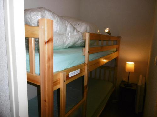quelques lits superposés dans une chambre dans l'établissement Studio cosy 4-5 pers, balcon sud, parking, proche commodités - FR-1-689-62, à Corrençon-en-Vercors