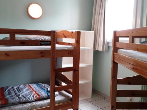 a room with two bunk beds and a mirror at Appartement Villard-de-Lans, 3 pièces, 8 personnes - FR-1-689-53 in Villard-de-Lans