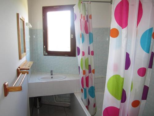 bagno con lavandino e tenda doccia di Appartement Villard-de-Lans, 3 pièces, 8 personnes - FR-1-689-53 a Villard-de-Lans