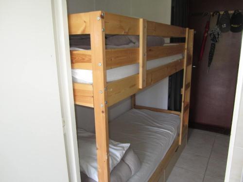 a couple of bunk beds in a room at Studio Villard-de-Lans, 1 pièce, 4 personnes - FR-1-689-84 in Villard-de-Lans