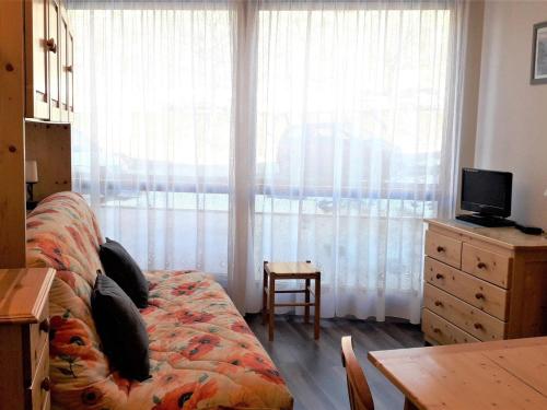 une chambre avec un lit et une grande fenêtre dans l'établissement Studio cosy 4 pers. au pied des pistes, balcon, TV, lave-linge - FR-1-689-78, à Villard-de-Lans
