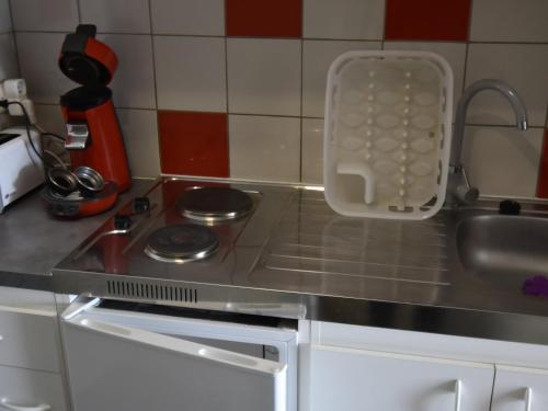 Il comprend une petite cuisine équipée d'une cuisinière et d'un évier. dans l'établissement Studio rénové 4 personnes, pied des pistes, balcon sud, TV/DVD, cuisine équipée, parking gratuit. - FR-1-689-97, à Villard-de-Lans