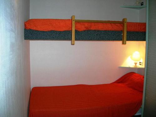 a bedroom with two bunk beds with red sheets at Appartement Villard-de-Lans, 2 pièces, 4 personnes - FR-1-689-94 in Villard-de-Lans