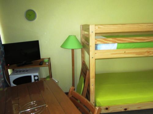 - une chambre avec un bureau et des lits superposés avec un ordinateur dans l'établissement Studio 4 pers, pied des pistes, proche commerces et navettes – Villard-de-Lans - FR-1-689-100, à Villard-de-Lans