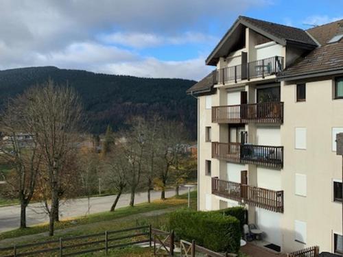 - un bâtiment avec balcon et vue sur une route dans l'établissement Studio pour 6 pers, Villard-de-Lans, parking, proche centre, navette gratuite - FR-1-689-71, à Villard-de-Lans