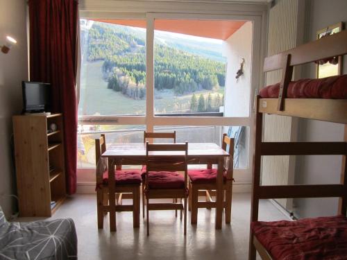 une salle à manger avec une table et des chaises et une fenêtre dans l'établissement Studio cosy 4 pers. pistes - Balcon & TV - FR-1-689-76, à Villard-de-Lans
