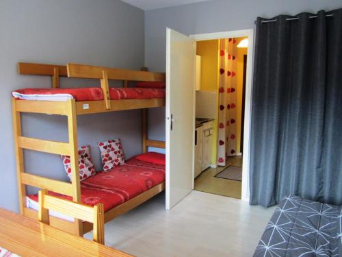 a room with two bunk beds and a hallway at Studio Villard-de-Lans, 1 pièce, 4 personnes - FR-1-689-76 in Villard-de-Lans