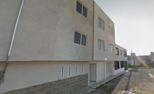 Un edificio con un mucchio di finestre sul lato. di Hotelito Ejido a Sanctórum