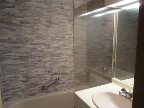 une salle de bain avec une douche, un lavabo et une baignoire dans l'établissement Studio cosy 4 pers - Proche village avec balcon et commodités - FR-1-689-77, à Villard-de-Lans