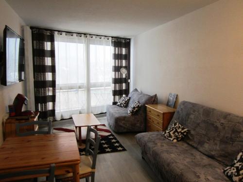 un salon avec un canapé et une table dans l'établissement Studio rénové au pied des pistes avec balcon – 4 pers, cuisine équipée, parking gratuit - FR-1-689-87, à Villard-de-Lans