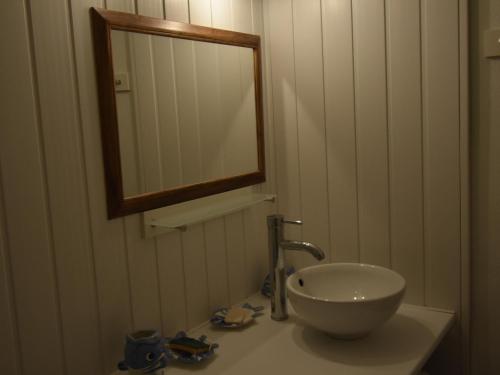 une salle de bain avec un lavabo et un miroir au mur dans l'établissement Studio cabine 4 pers rénové, pied des pistes, Villard-de-Lans - FR-1-689-91, à Villard-de-Lans