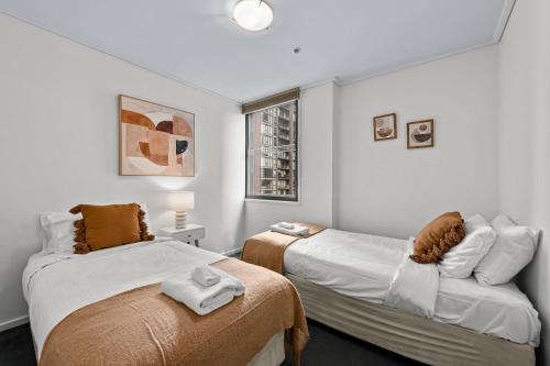um quarto com 2 camas e uma janela em Exclusive Stays - The Summit em Melbourne