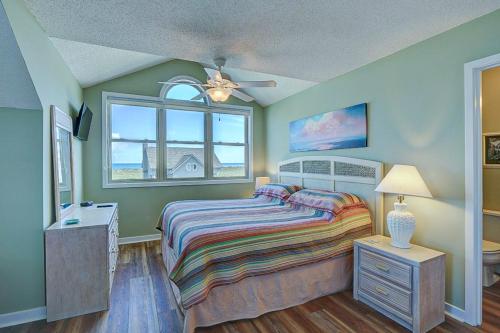 a bedroom with a bed and a ceiling fan at Park Topsail Beach in Topsail Beach