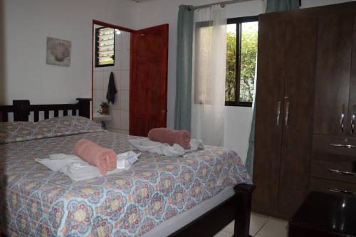 ein Schlafzimmer mit einem Bett mit zwei Handtüchern darauf in der Unterkunft Pura Vida Villa! Beachfront Golf and Country Club Los Delfines 24 hours security in Tambor