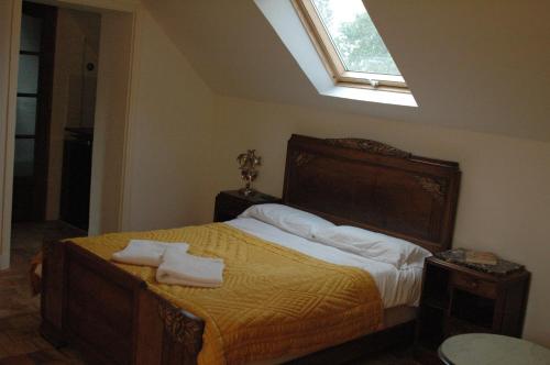 a bedroom with a bed with two towels on it at La Grande Maison in Pas-de-Jeu