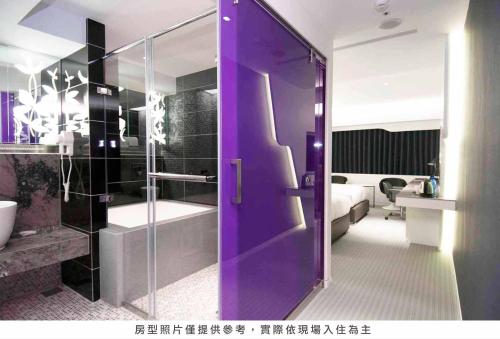 ein Bad mit einer lila Dusche und ein Schlafzimmer in der Unterkunft Royal Hotel Group- Central Park Branch in Kaohsiung