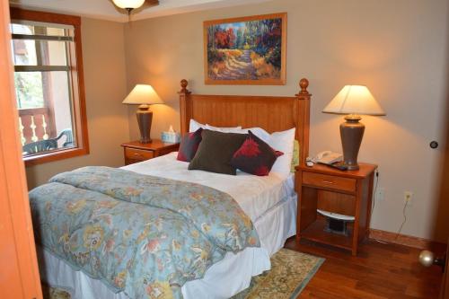 Tempat tidur dalam kamar di 2304- Two Bedroom Deluxe Eagle Springs East Hotel Room