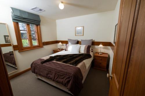 Un dormitorio con una cama grande y una ventana en Tanunda Cottages, en Tanunda