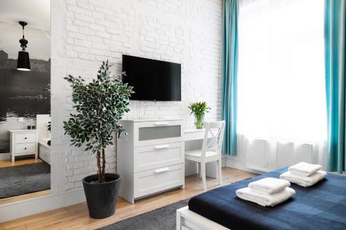 Televízia a/alebo spoločenská miestnosť v ubytovaní Househost Apartment: Bonerowska 5/19