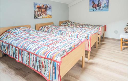 Una fila de cuatro camas en una habitación en Pet Friendly Home In Beltrum With House A Panoramic View en Beltrum
