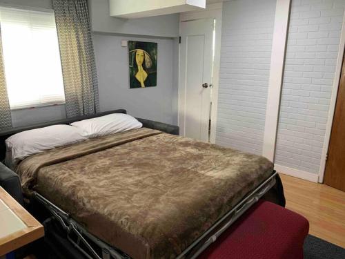 Tempat tidur dalam kamar di Cozy Apartment near SFO