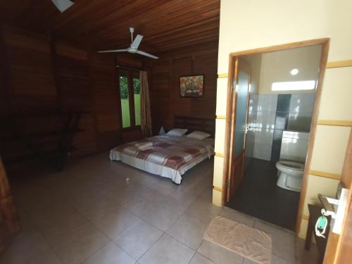 Koupelna v ubytování Cakalang Resort