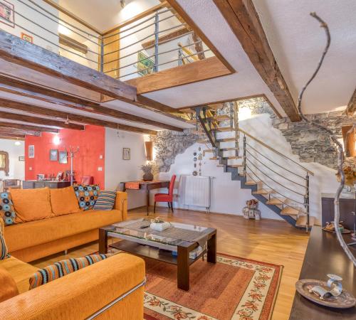 uma sala de estar com um sofá e uma escada em Countryside Child Friendly Homes Dutovlje - Happy Rentals em Dutovlje