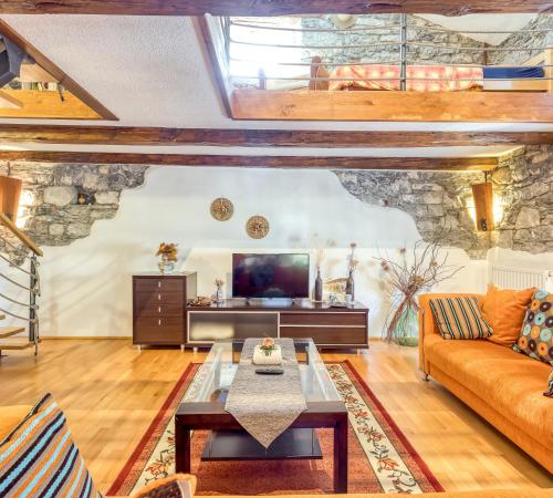 uma sala de estar com um sofá e uma televisão em Countryside Child Friendly Homes Dutovlje - Happy Rentals em Dutovlje