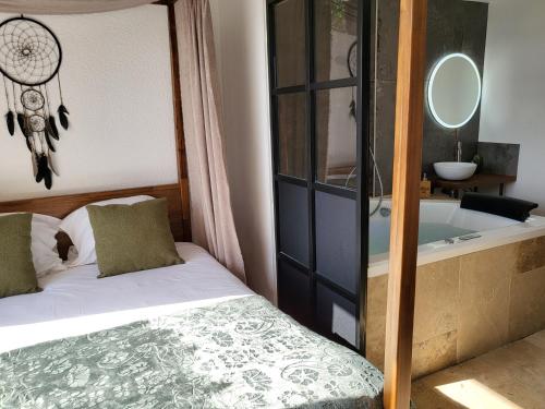 Postel nebo postele na pokoji v ubytování "The Love Room Bandol" Jacuzzi & Vue Mer