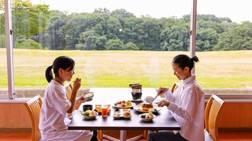 ホテルの敷地内または近くでの食事または食べ物