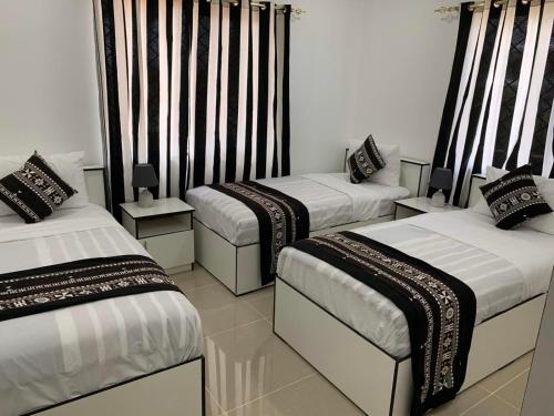 een kamer met drie bedden in een kamer bij Bula Holiday Inn in Nadi