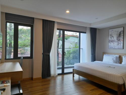 um quarto com uma cama e uma grande janela em Happy Home em Nha Trang