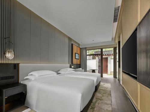Ein Bett oder Betten in einem Zimmer der Unterkunft HOMM Huzhou Xisai Shan